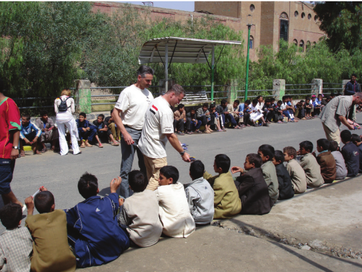 Besuch der Gruppe in einem Waisenhaus in Sana’a