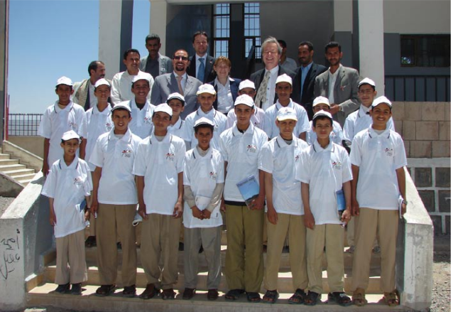 Goethe-Institut-Regionaldirektor Sievers und Botschaftsvertreter mit Schülern und
Lehrern der Partnerschule Bilal Bin Riah, Sana’a by Simone Jore