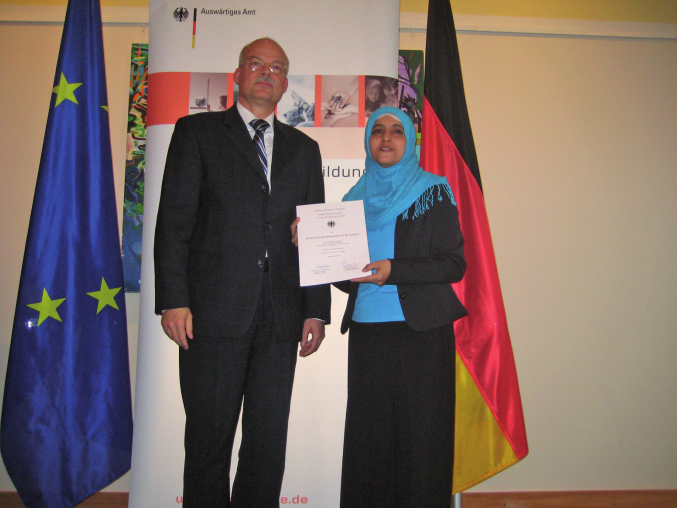 Dr. Clemens von Goetze hat Intisar Nasser Mohammed Al-Humaiqani soeben ihr Zertifikat überreicht